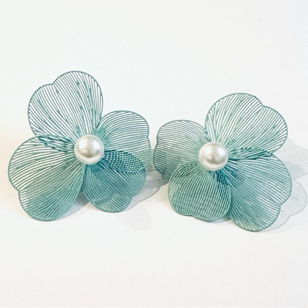 Aqua Filigree Flower Pearl Stud Earrings